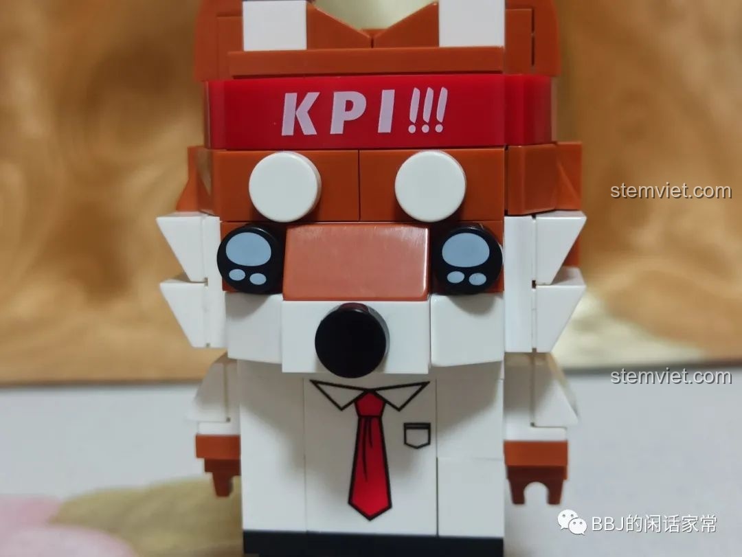 Cận cảnh khuôn mặt và băng đô 'KPI!!!' của mô hình GUDI 53003, chi tiết hài hước và đặc trưng của Chó Tăng Ca.