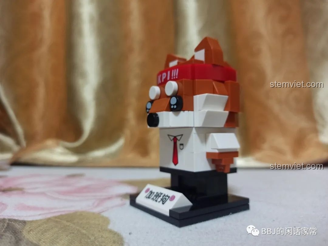 Góc nhìn nghiêng của mô hình GUDI 53003 Chó Tăng Ca, khoe chi tiết băng đô 'KPI!!!' và thiết kế đầu khối.