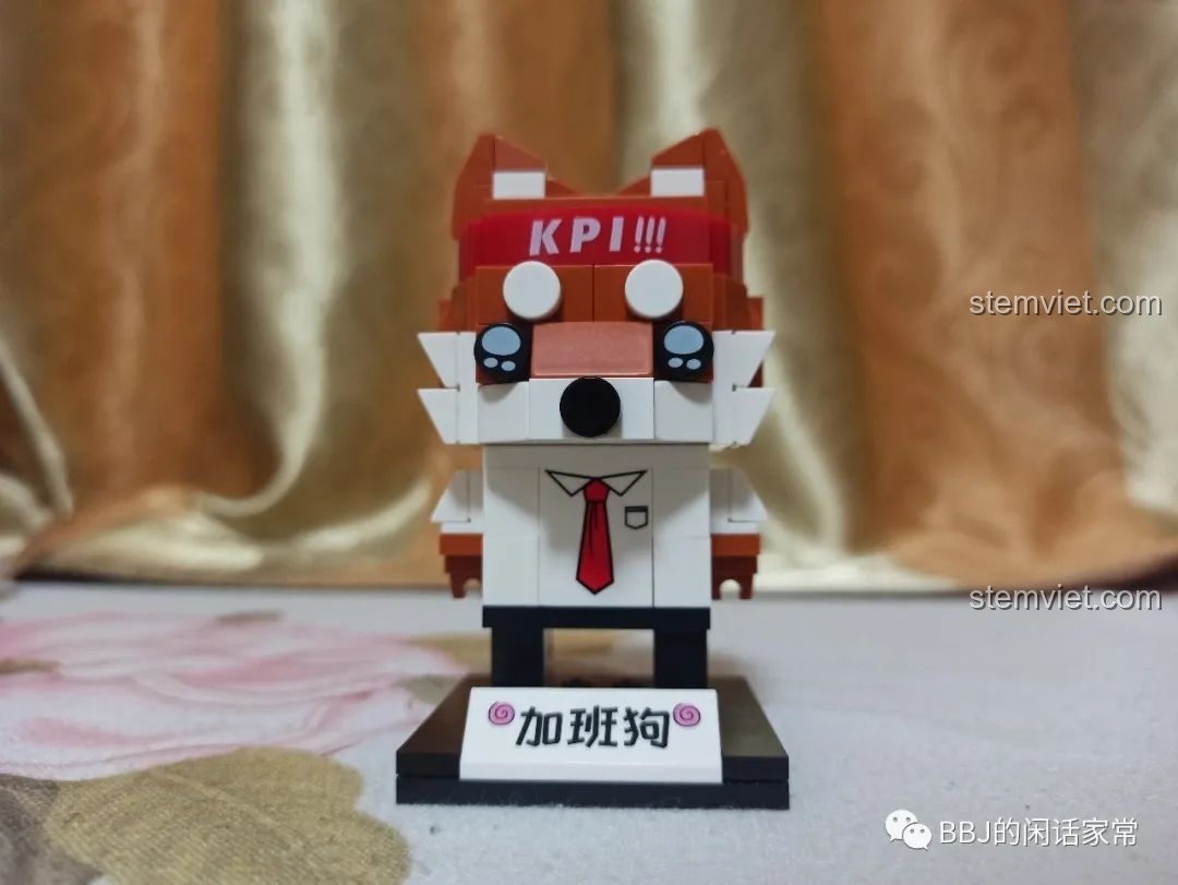 Mô hình GUDI 53003 Chó Tăng Ca hoàn thiện nhìn từ phía trước, đứng trên đế trưng bày với bảng tên in.