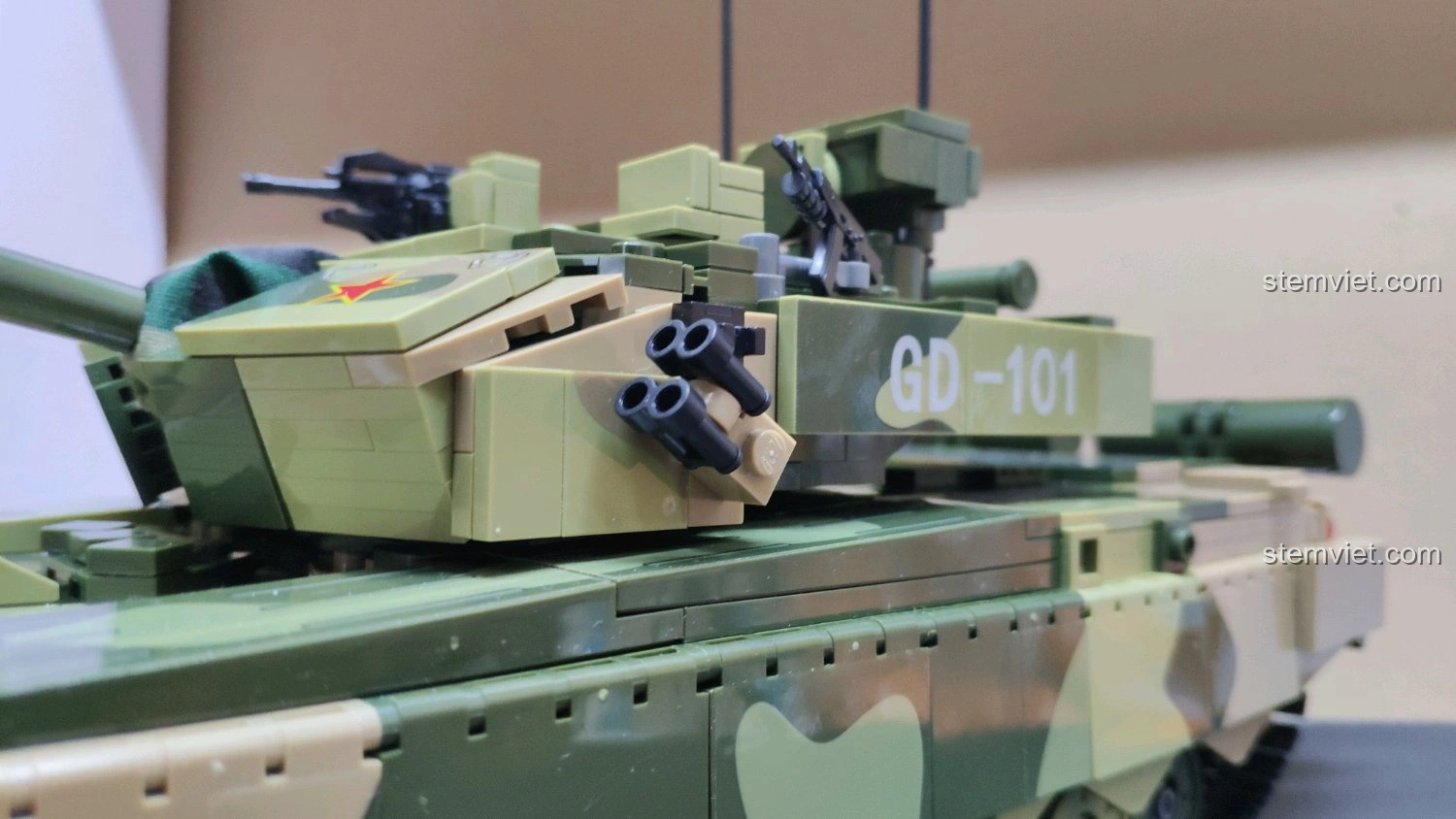 Cận cảnh các chi tiết nhỏ trên tháp pháo của xe tăng GUDI 6103 Xe Tăng 99A, bao gồm súng máy và ký hiệu.