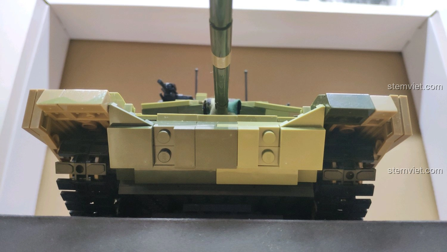 Cận cảnh phần dưới của xe tăng GUDI 6103 Xe Tăng 99A, cho thấy các chi tiết bánh xích và tấm chắn.