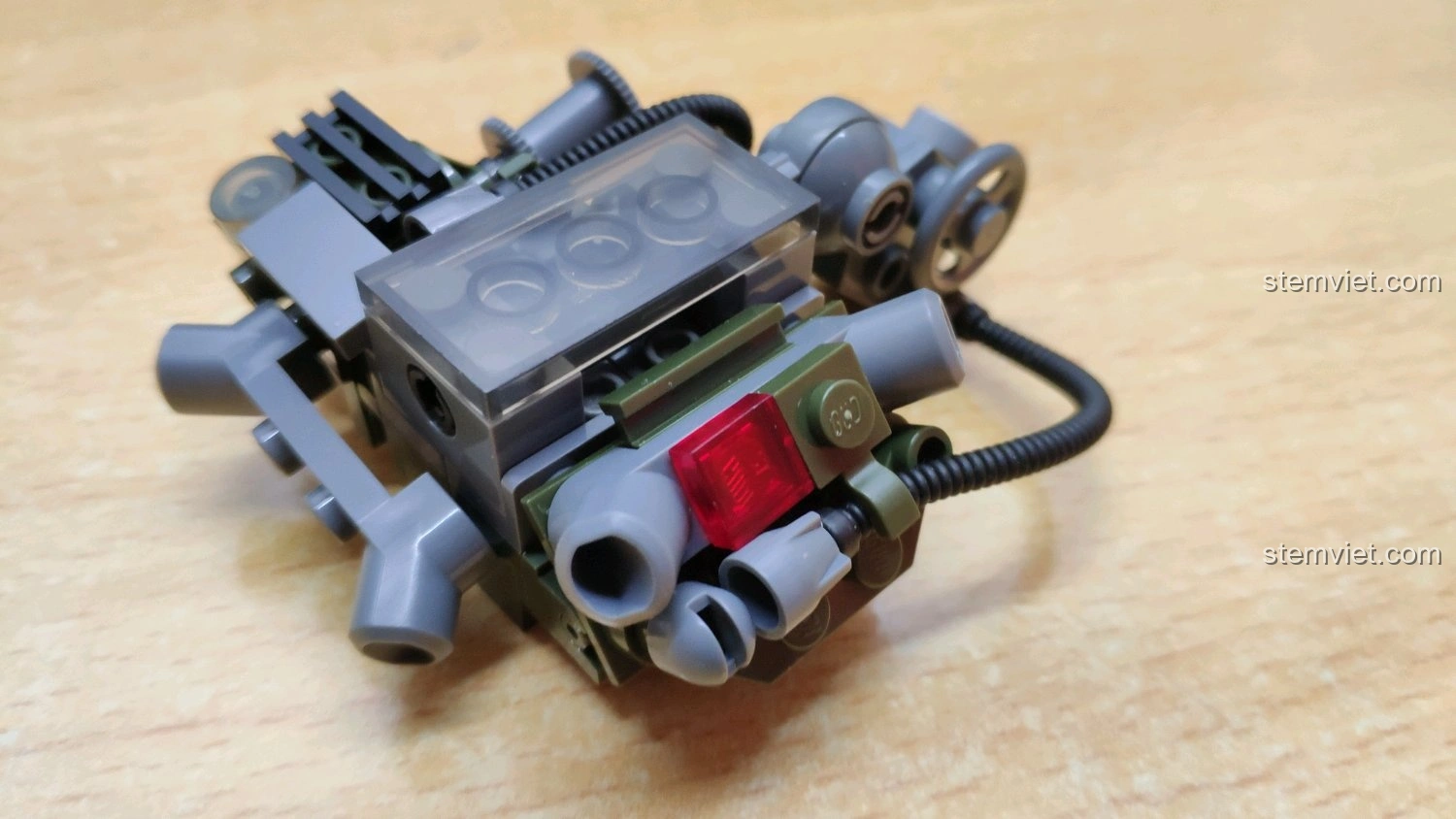 Chi tiết mô hình động cơ có thể tháo rời của xe tăng GUDI 6103 Xe Tăng 99A, với các ống và bánh răng.