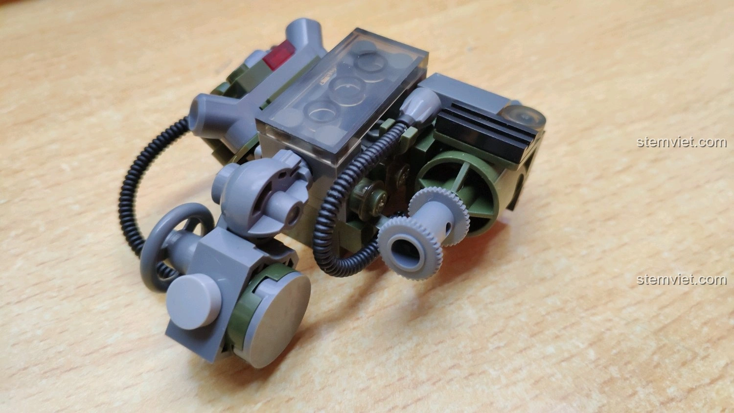 Mô hình động cơ của xe tăng GUDI 6103 Xe Tăng 99A nhìn từ góc khác, thể hiện các chi tiết cơ khí.