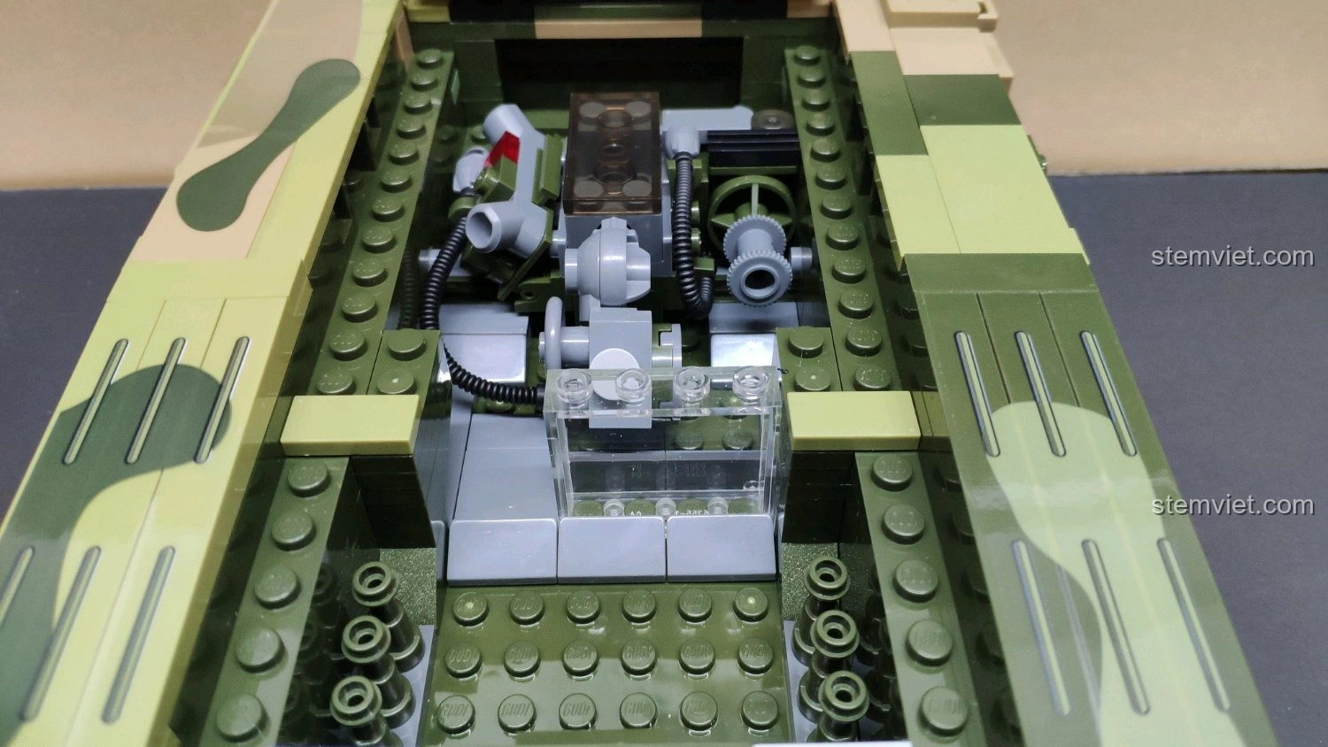 Động cơ đã được lắp đặt vào bên trong xe tăng GUDI 6103 Xe Tăng 99A, nhìn từ trên cao.