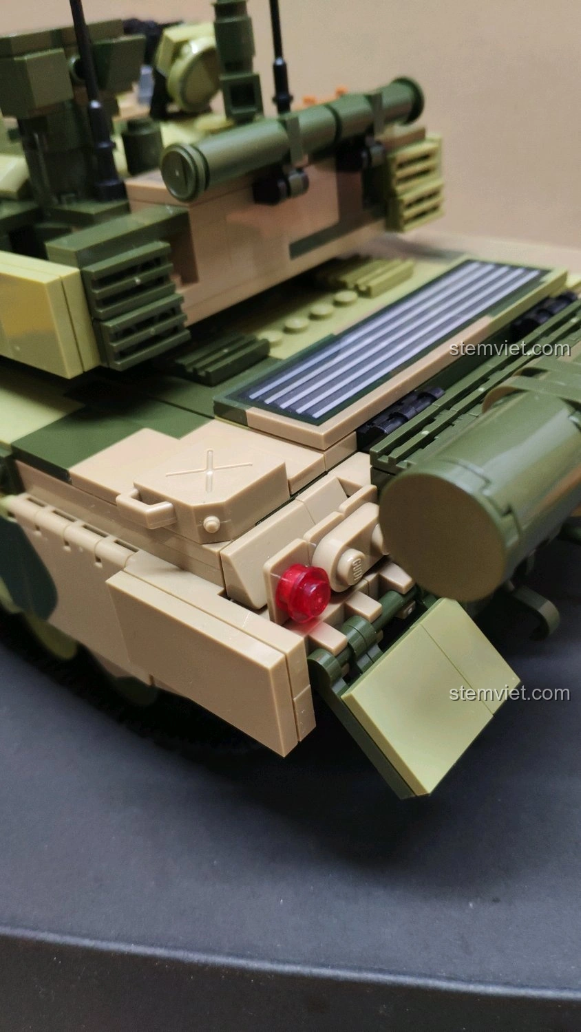 Cận cảnh phần đuôi xe tăng GUDI 6103 Xe Tăng 99A, với thùng nhiên liệu phụ và đèn hậu màu đỏ.