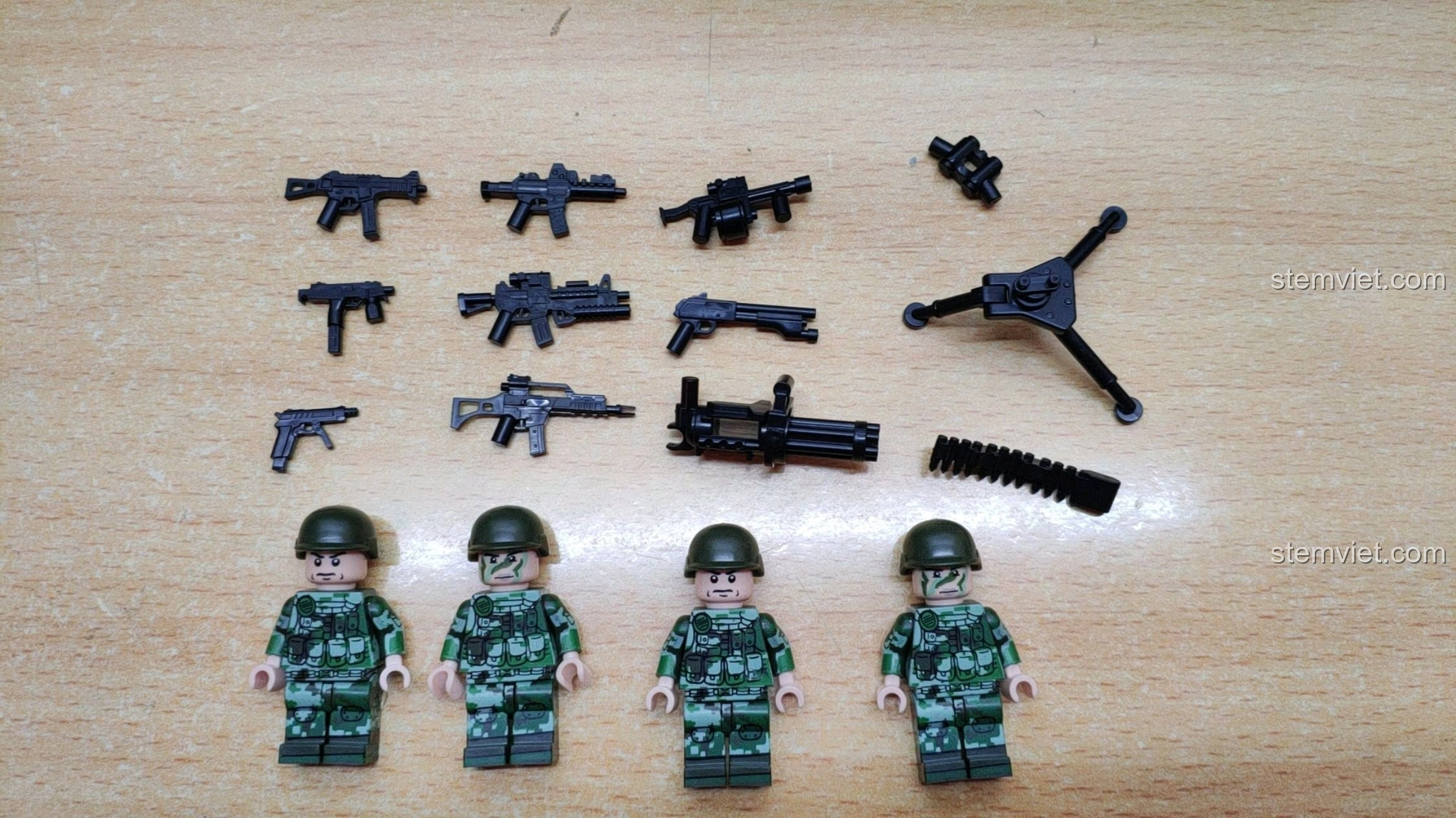 Bốn minifigure lính quân sự và nhiều loại vũ khí đi kèm bộ lắp ráp GUDI 6103 Xe Tăng 99A.