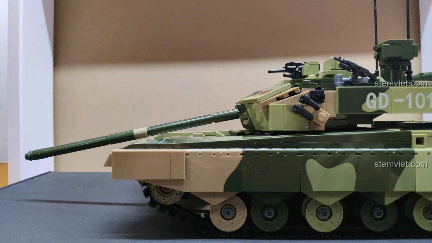 Nòng pháo của xe tăng GUDI 6103 Xe Tăng 99A có thể hạ góc bắn, thể hiện tính năng động của mô hình.