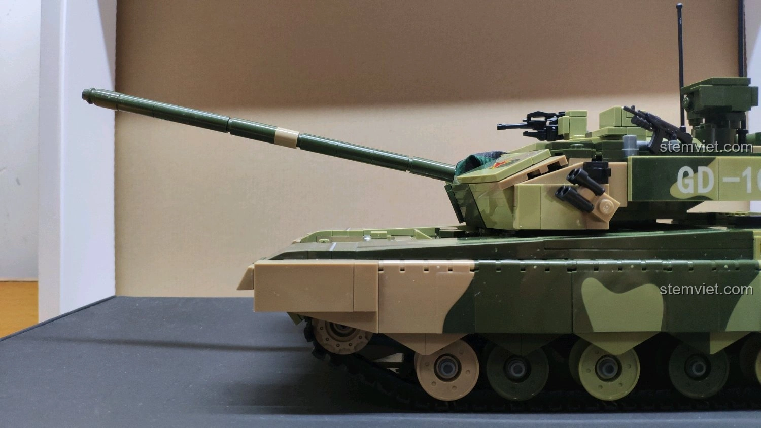 Góc nhìn khác của nòng pháo xe tăng GUDI 6103 Xe Tăng 99A khi hạ góc, cho thấy sự linh hoạt.
