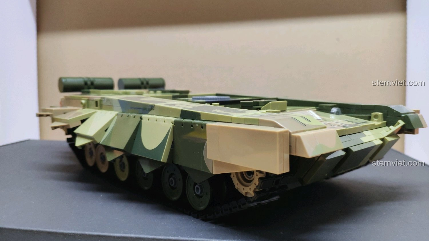 Tấm chắn bên hông của xe tăng GUDI 6103 Xe Tăng 99A có thể điều chỉnh góc độ, thể hiện tính năng động.