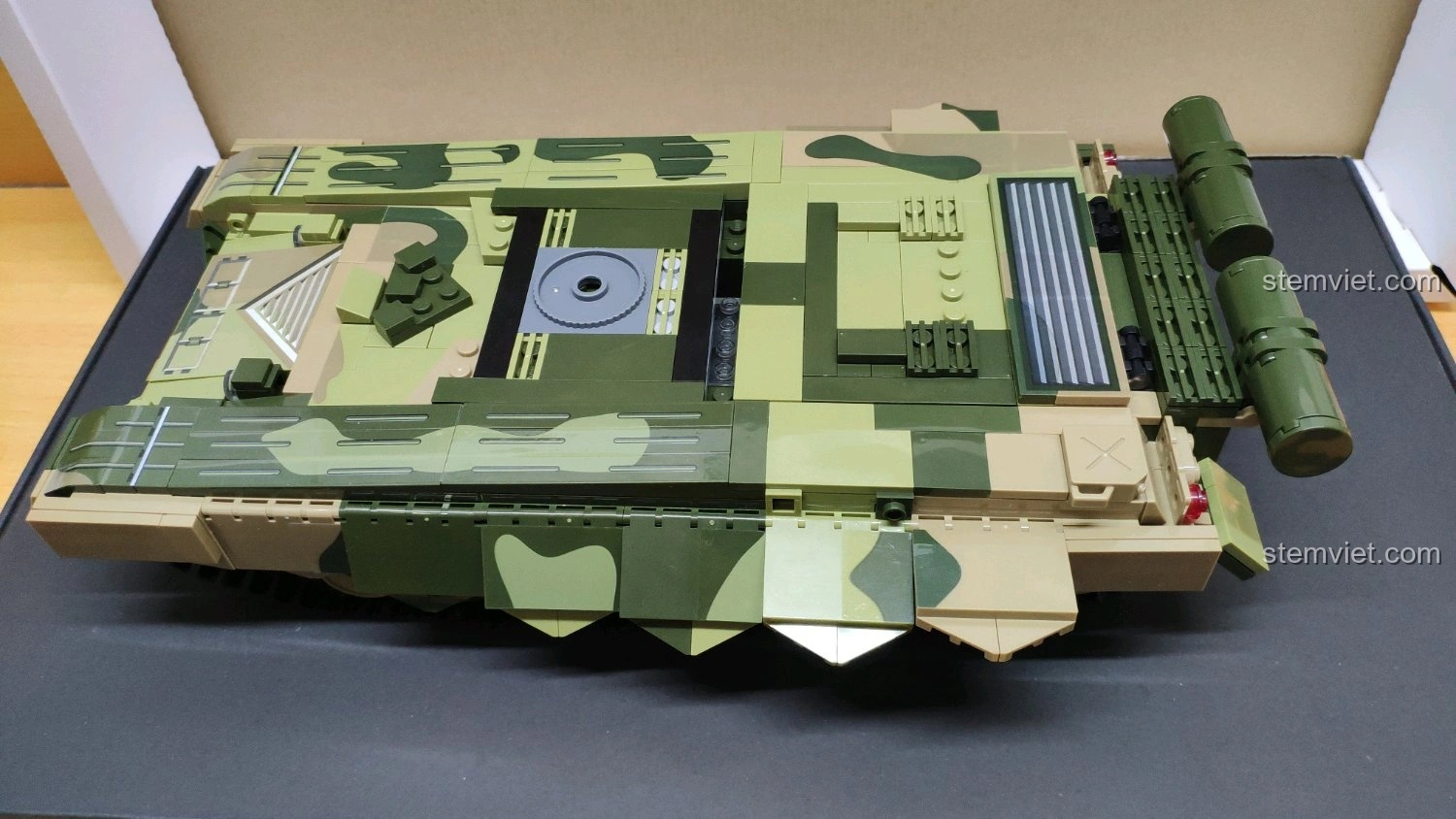 Góc nhìn từ trên xuống của thân xe tăng GUDI 6103 Xe Tăng 99A, với các chi tiết ngụy trang và phụ kiện.