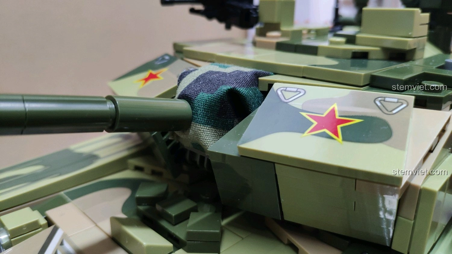 Cận cảnh chi tiết tháp pháo của xe tăng GUDI 6103 Xe Tăng 99A, với mảnh ghép giống áo choàng minifigure.