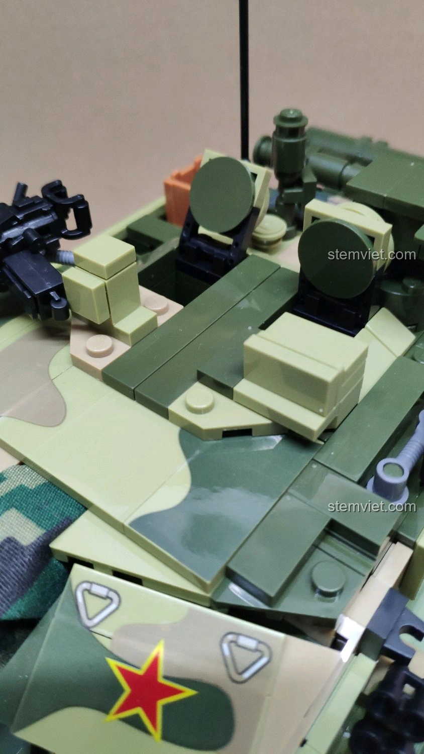 Góc nhìn từ trên xuống của tháp pháo xe tăng GUDI 6103 Xe Tăng 99A, với các anten và phụ kiện.