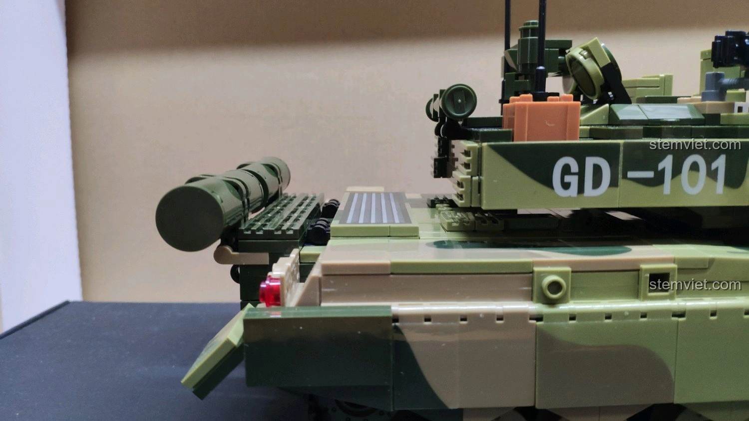 Thùng nhiên liệu phụ của xe tăng GUDI 6103 Xe Tăng 99A có thể điều chỉnh góc độ, nhìn từ bên hông.