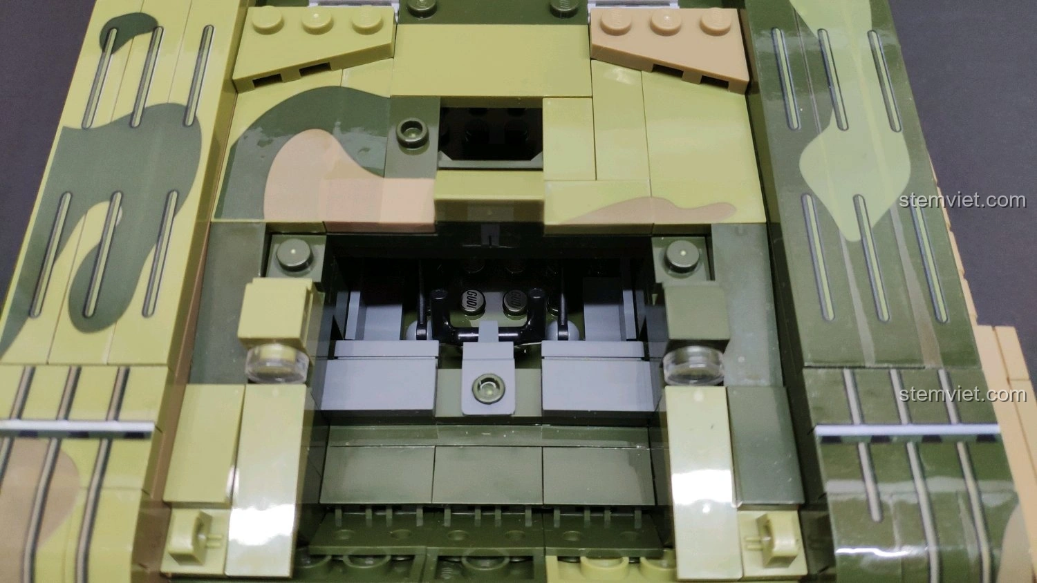 Vị trí đặt động cơ bên trong thân xe tăng GUDI 6103 Xe Tăng 99A, cho thấy không gian nội thất.