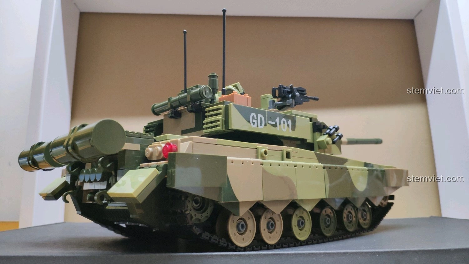 Mô hình xe tăng GUDI 6103 Xe Tăng 99A nhìn từ góc nghiêng phía sau, thể hiện sự cân đối.