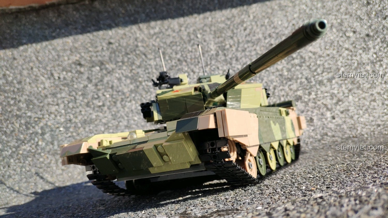 Mô hình xe tăng GUDI 6103 Xe Tăng 99A hoàn chỉnh, nhìn từ góc thấp, nổi bật trên nền bê tông.