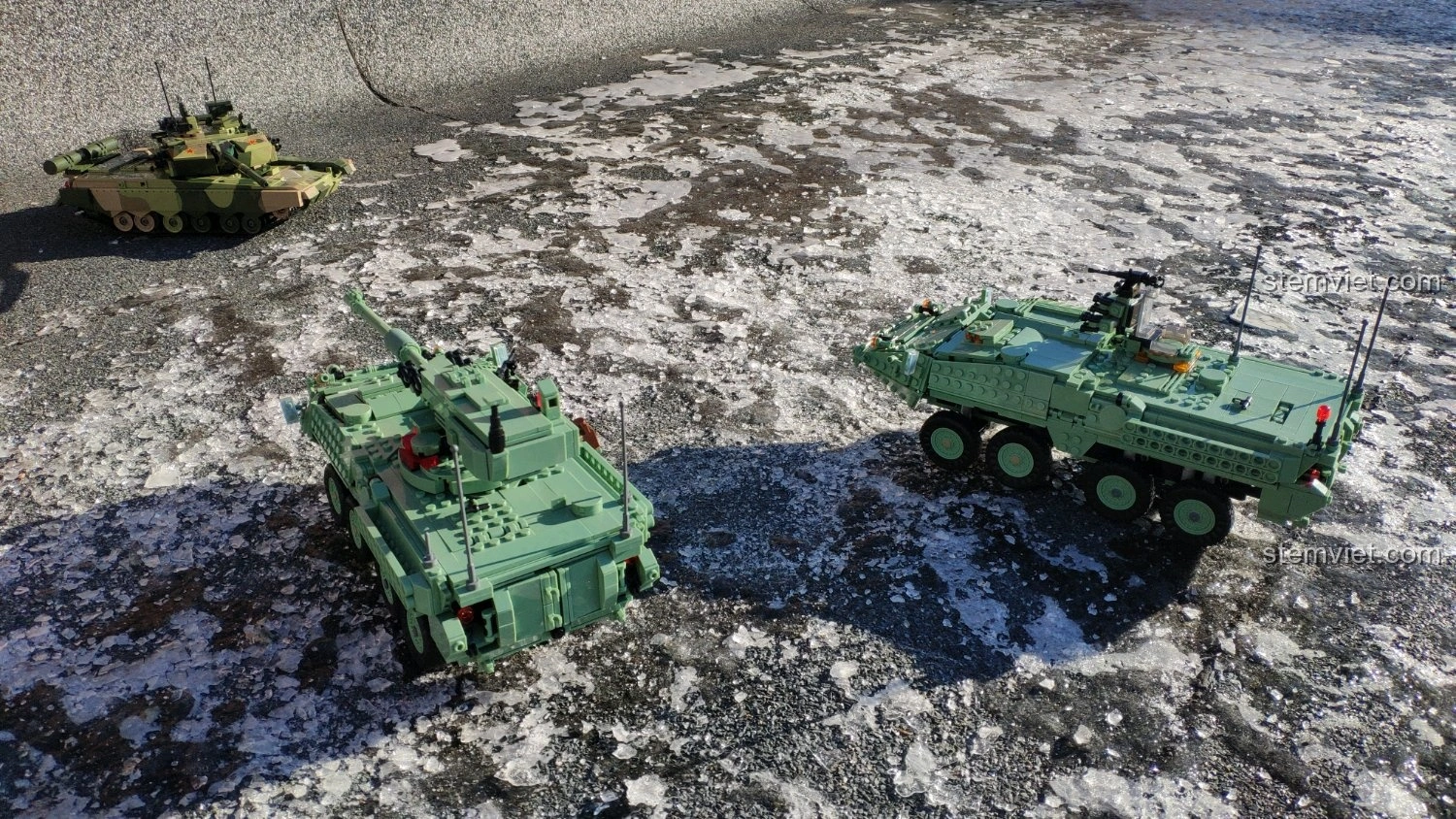 Góc nhìn từ trên cao của mô hình xe tăng GUDI 6103 và hai xe quân sự khác, tạo cảnh quan chiến trường.