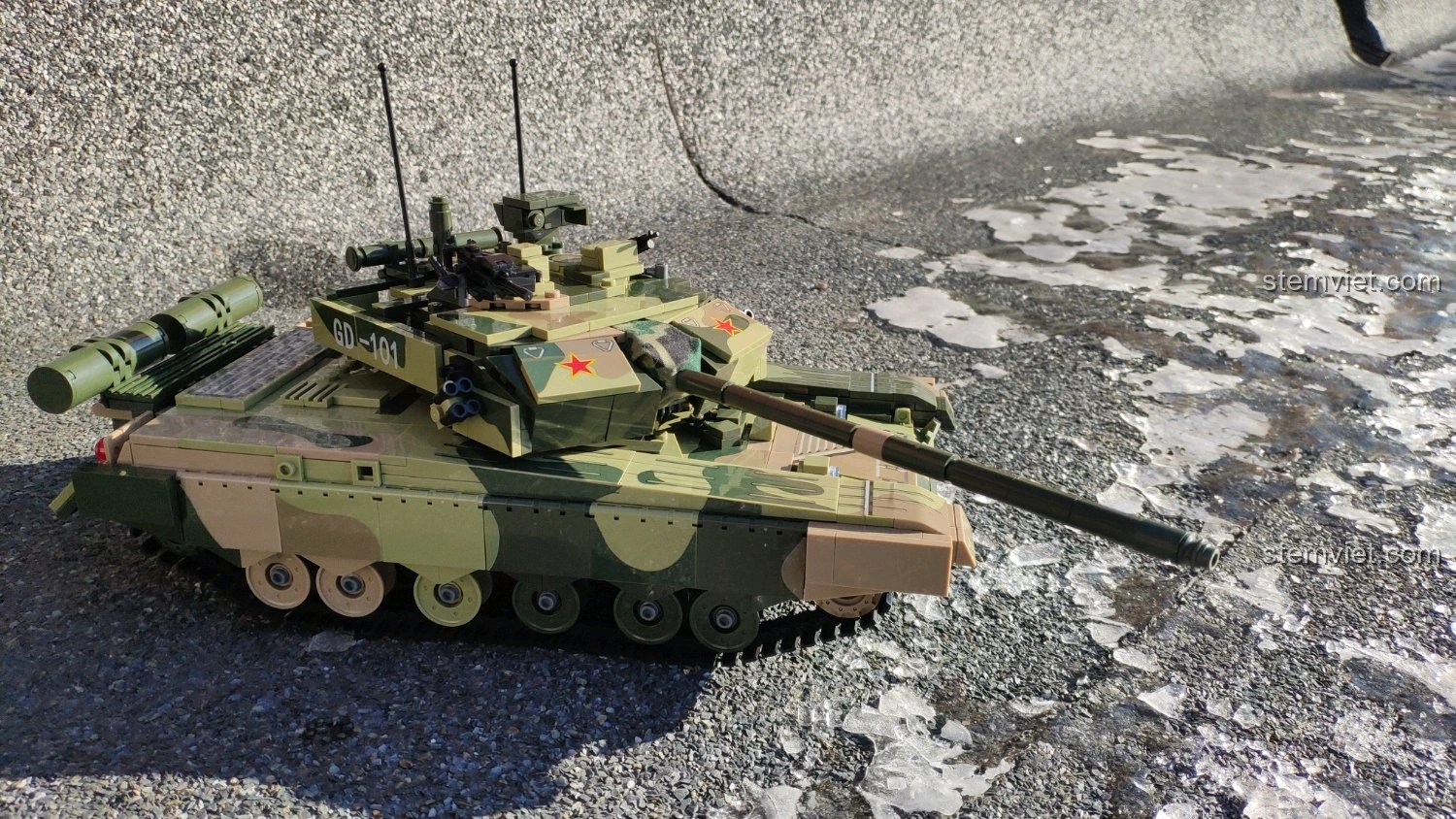 Mô hình xe tăng GUDI 6103 Xe Tăng 99A nhìn từ góc nghiêng, nổi bật lớp ngụy trang và chi tiết bánh xích.