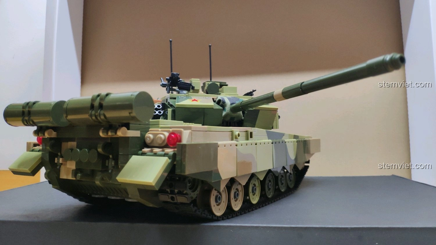 Mô hình xe tăng GUDI 6103 Xe Tăng 99A nhìn trực diện từ phía trước, thể hiện sự hầm hố và mạnh mẽ.