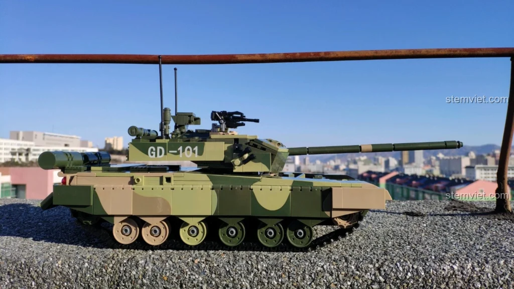 Mô hình xe tăng GUDI 6103 Xe Tăng 99A hoàn chỉnh, nhìn từ bên hông, nổi bật trên nền trời xanh.