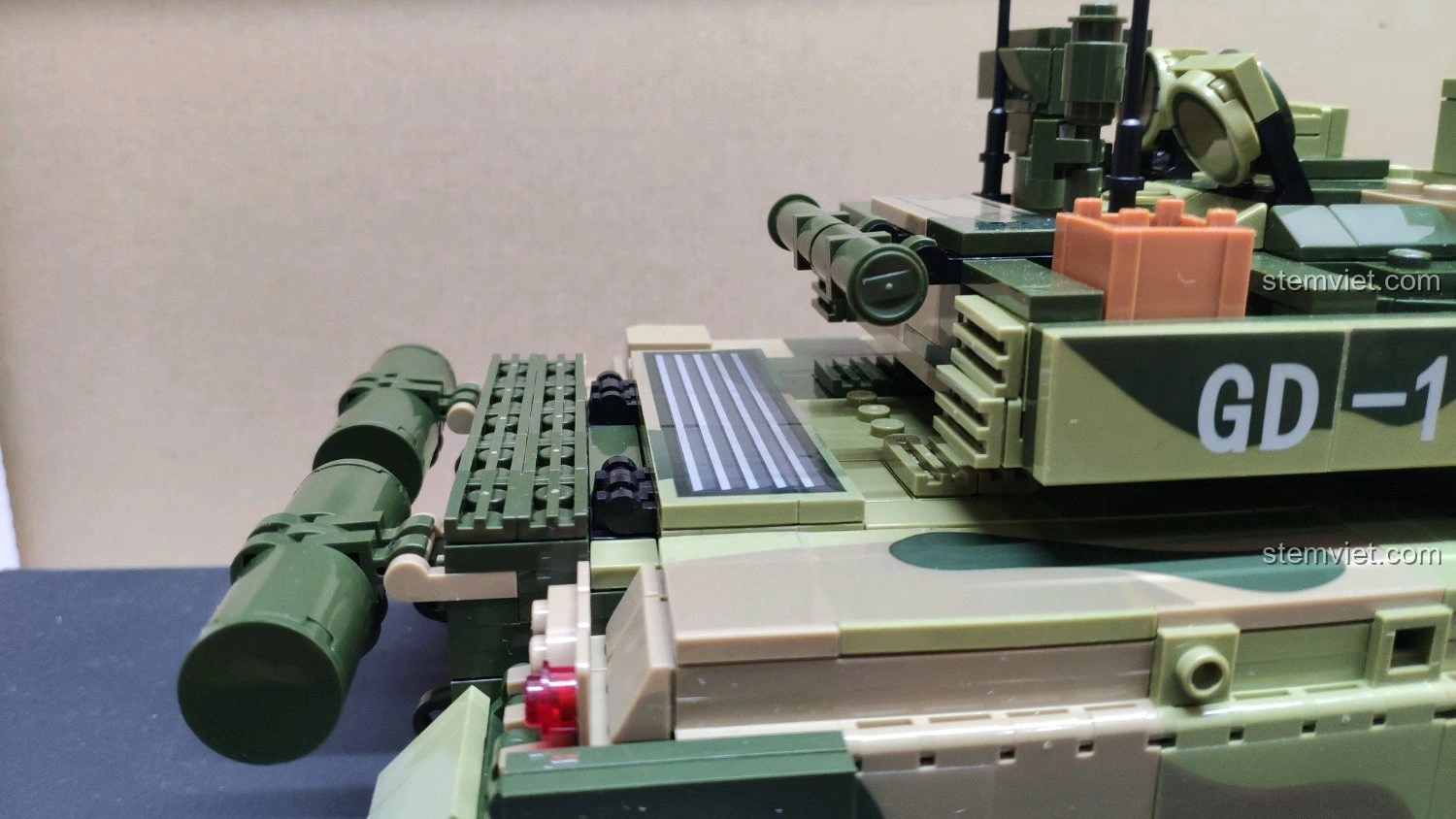 Mô hình xe tăng GUDI 6103 Xe Tăng 99A hoàn chỉnh, nhìn từ góc thấp, thể hiện sự đồ sộ.