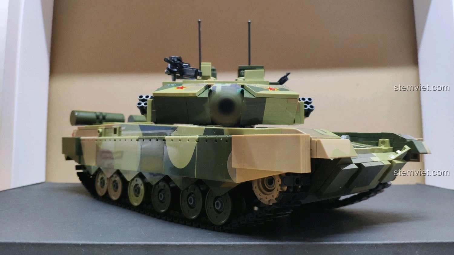 Mô hình xe tăng GUDI 6103 Xe Tăng 99A nhìn từ phía trước và bên hông, với lớp ngụy trang rõ nét.