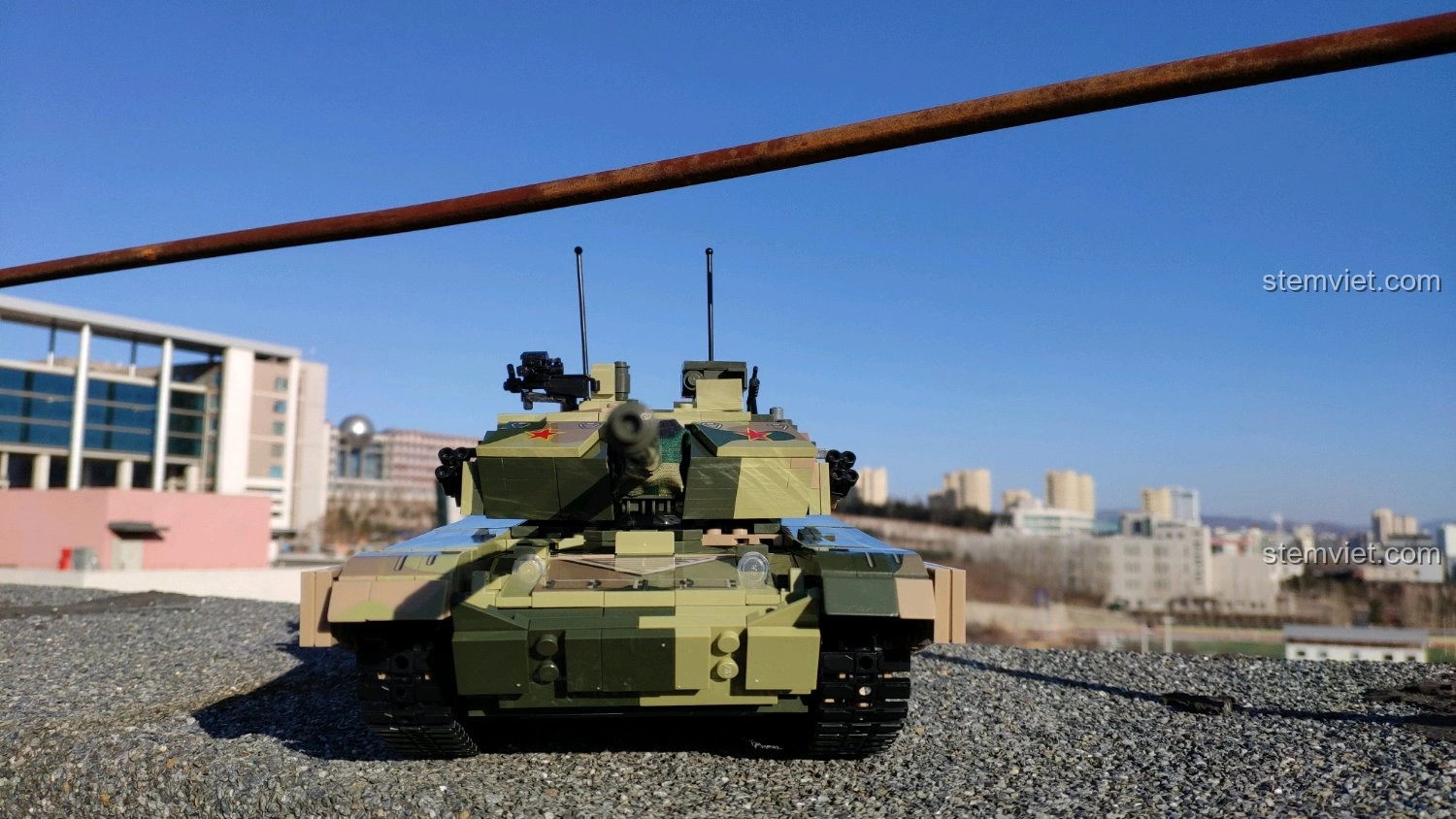 Mô hình xe tăng GUDI 6103 Xe Tăng 99A nhìn từ phía trước, thể hiện chi tiết tháp pháo và nòng pháo.