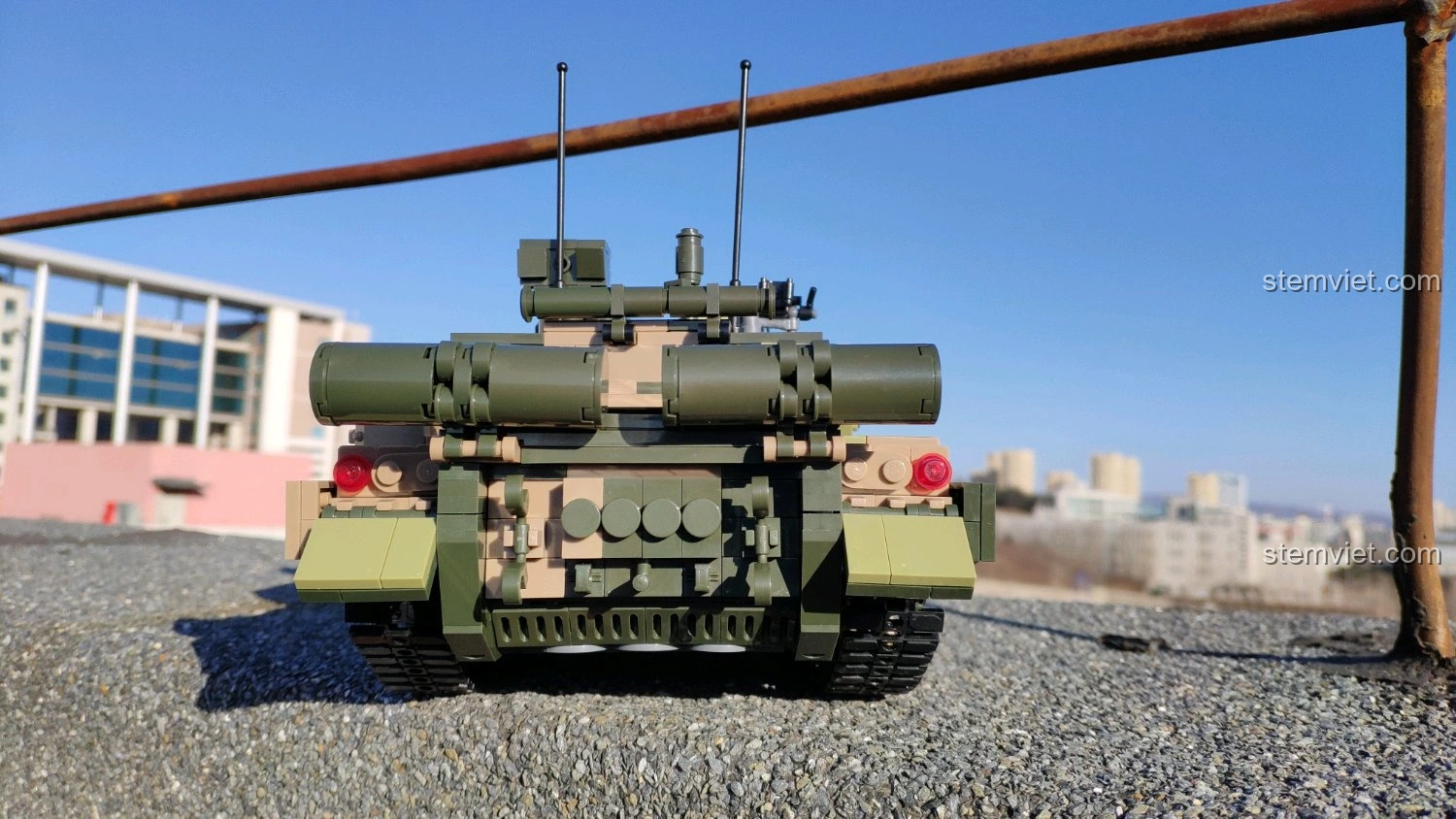 Mô hình xe tăng GUDI 6103 Xe Tăng 99A nhìn từ phía sau, với thùng nhiên liệu phụ và đèn hậu.