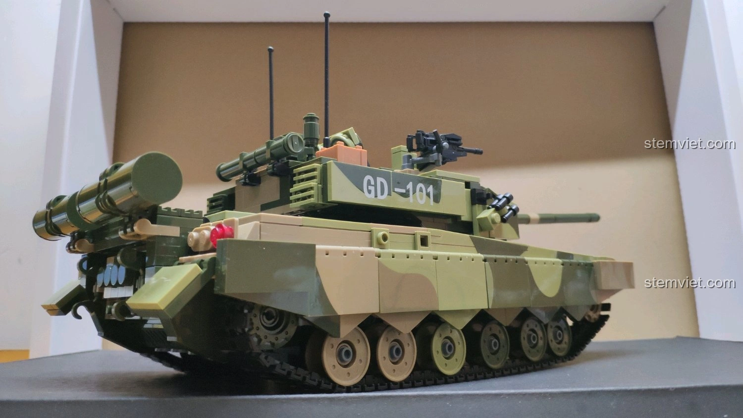 Mô hình xe tăng GUDI 6103 Xe Tăng 99A nhìn từ phía sau và bên hông, làm nổi bật các chi tiết phụ kiện.