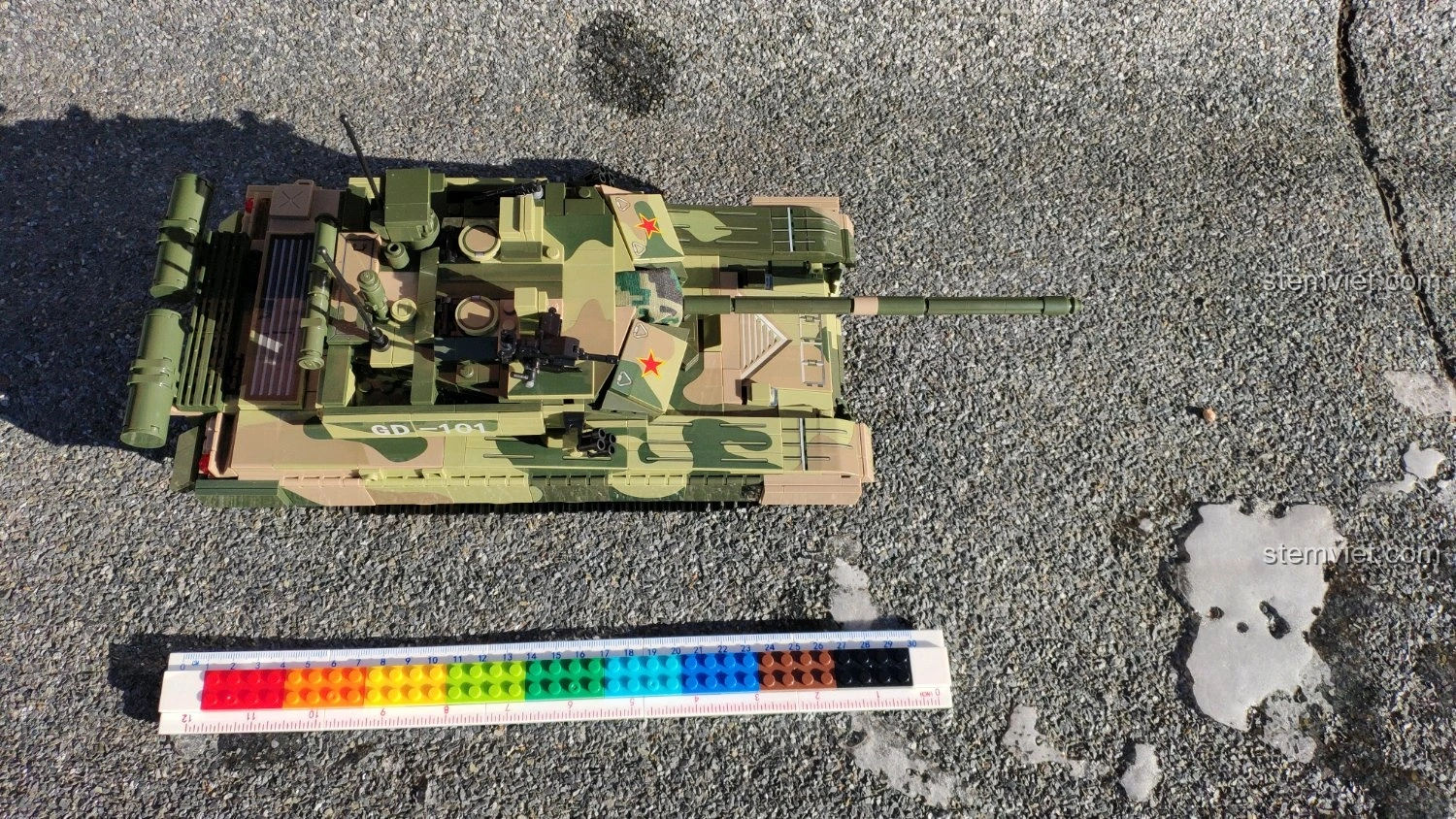 Mô hình xe tăng GUDI 6103 Xe Tăng 99A nhìn từ trên xuống, đặt cạnh thước đo màu sắc.