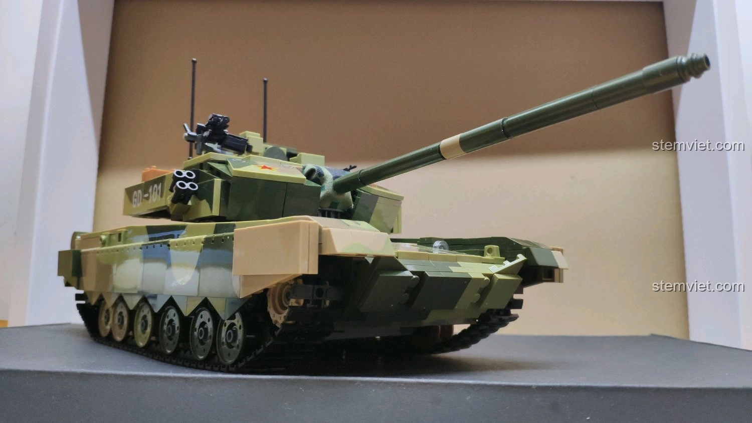 Mô hình xe tăng GUDI 6103 Xe Tăng 99A nhìn từ phía sau, thể hiện chi tiết bánh xích và thùng nhiên liệu.