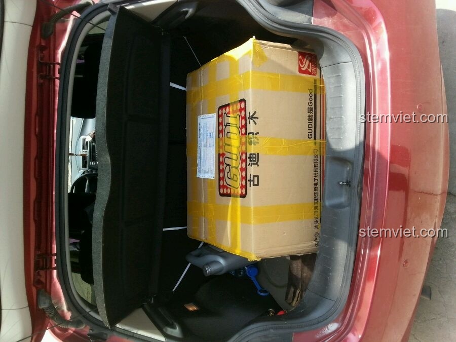 Hộp đồ chơi lắp ráp GUDI 8026 Tàu Hộ Vệ Tên Lửa Hùng Mạnh vừa được vận chuyển đến, nằm gọn trong cốp xe.