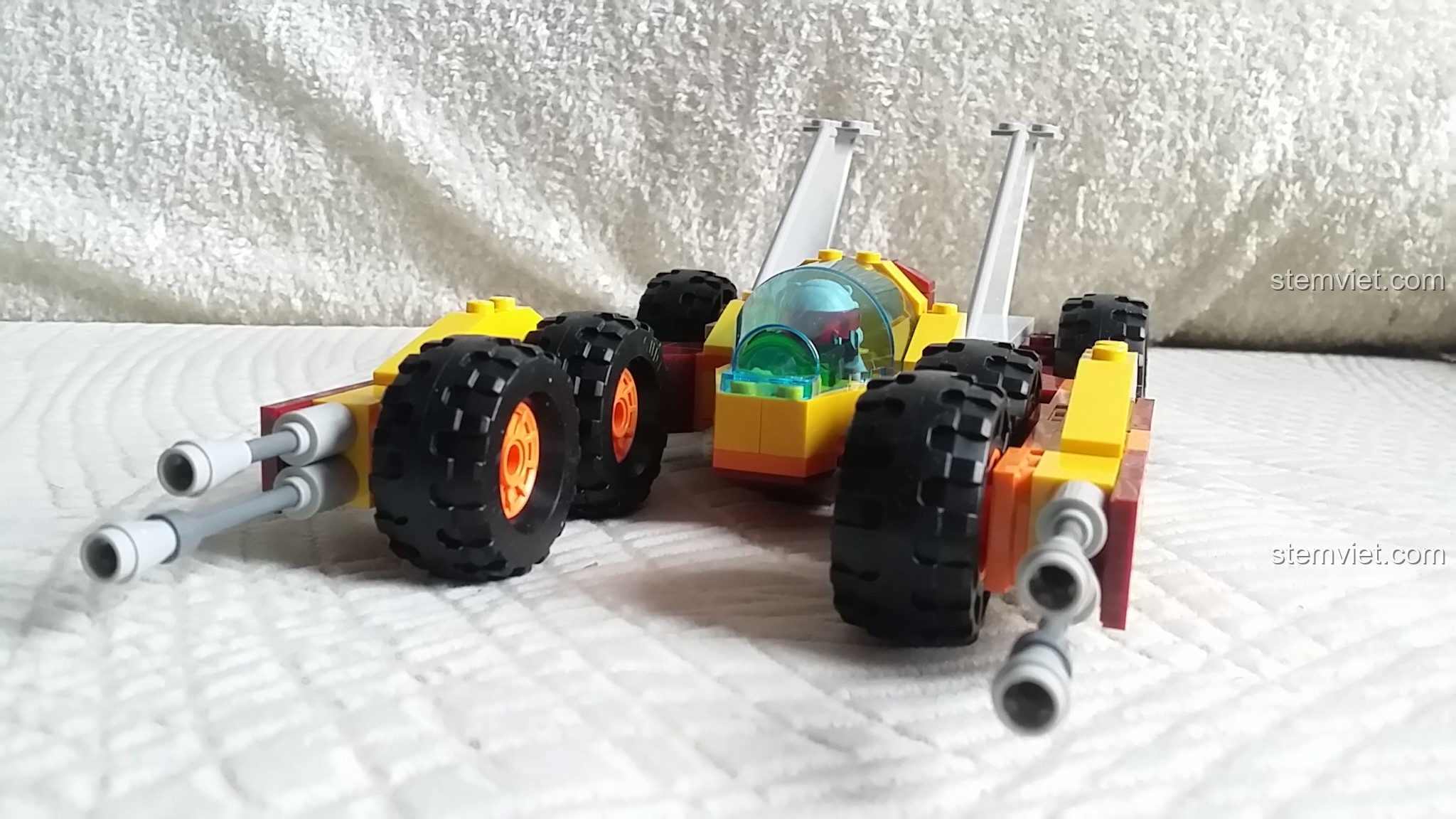 Góc nhìn thấp của mô hình GUDI 8223 Xe Tấn Công Tốc Độ, tập trung vào bánh xe và phần thân.