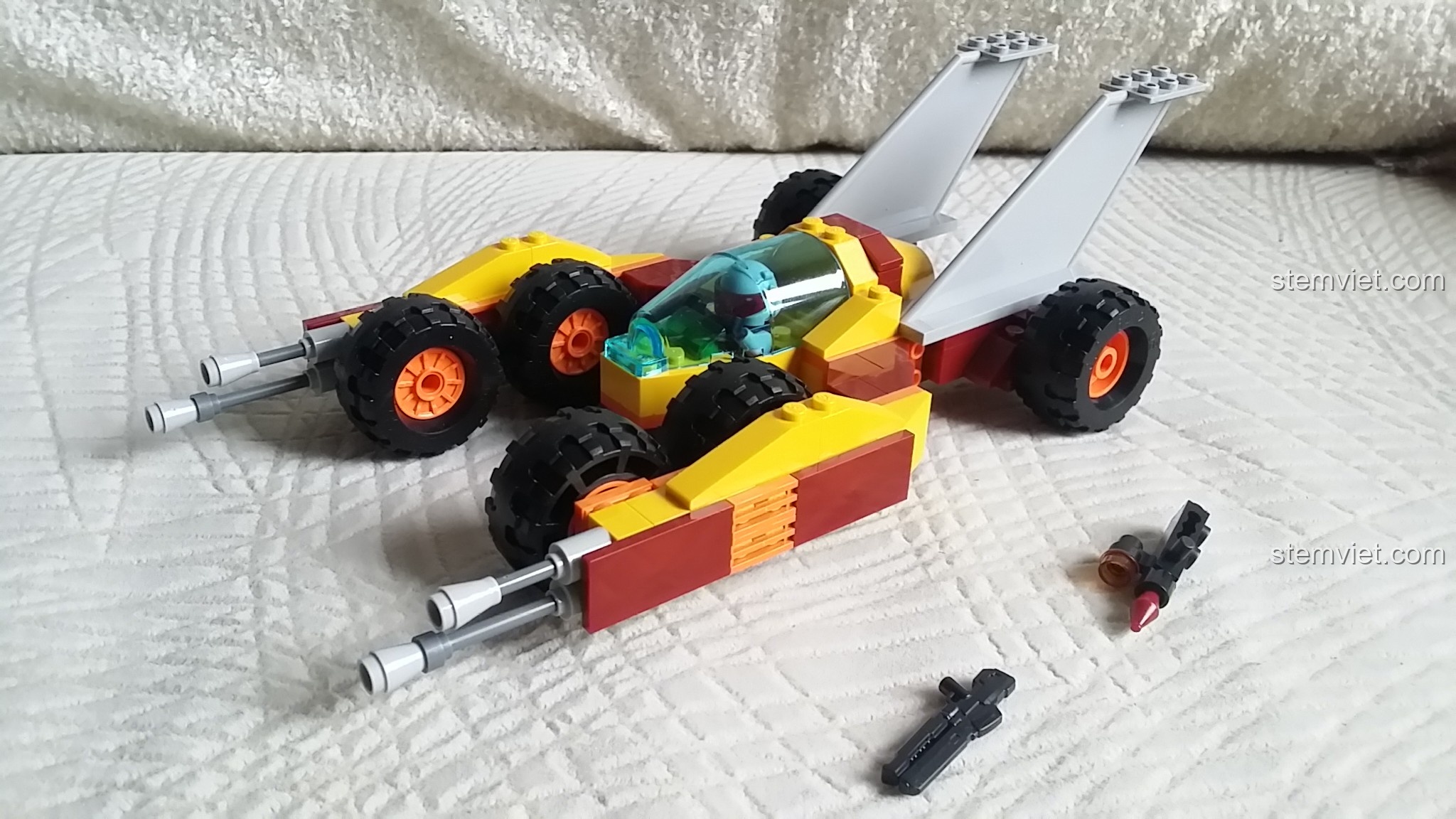 Mô hình đồ chơi lắp ráp GUDI 8223 Xe Tấn Công Tốc Độ đã hoàn thành, đặt trên nền vải trắng.
