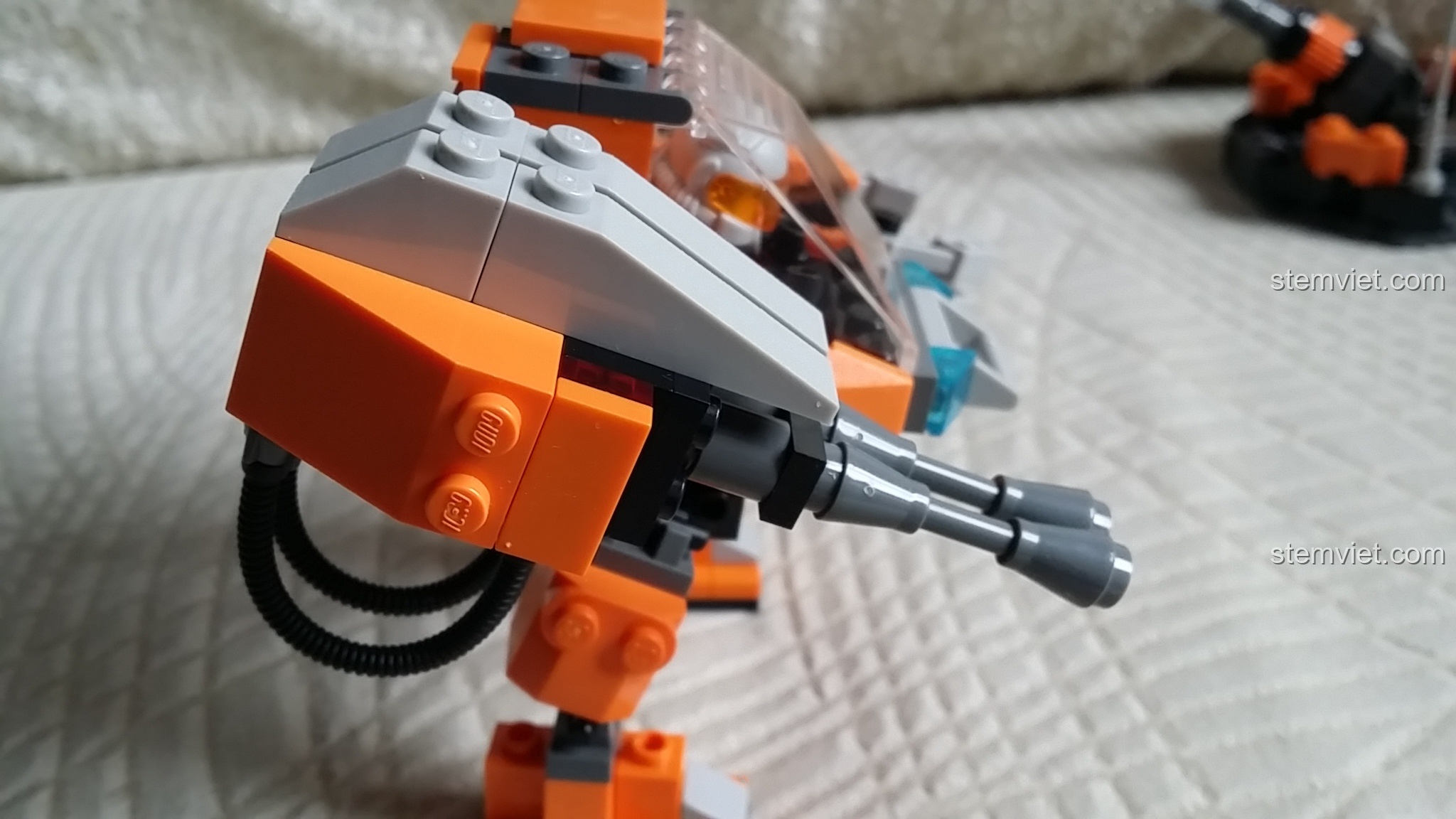 Mô hình robot GUDI 8224 SkyNet Bombard từ góc nghiêng, làm nổi bật súng và phần giáp.