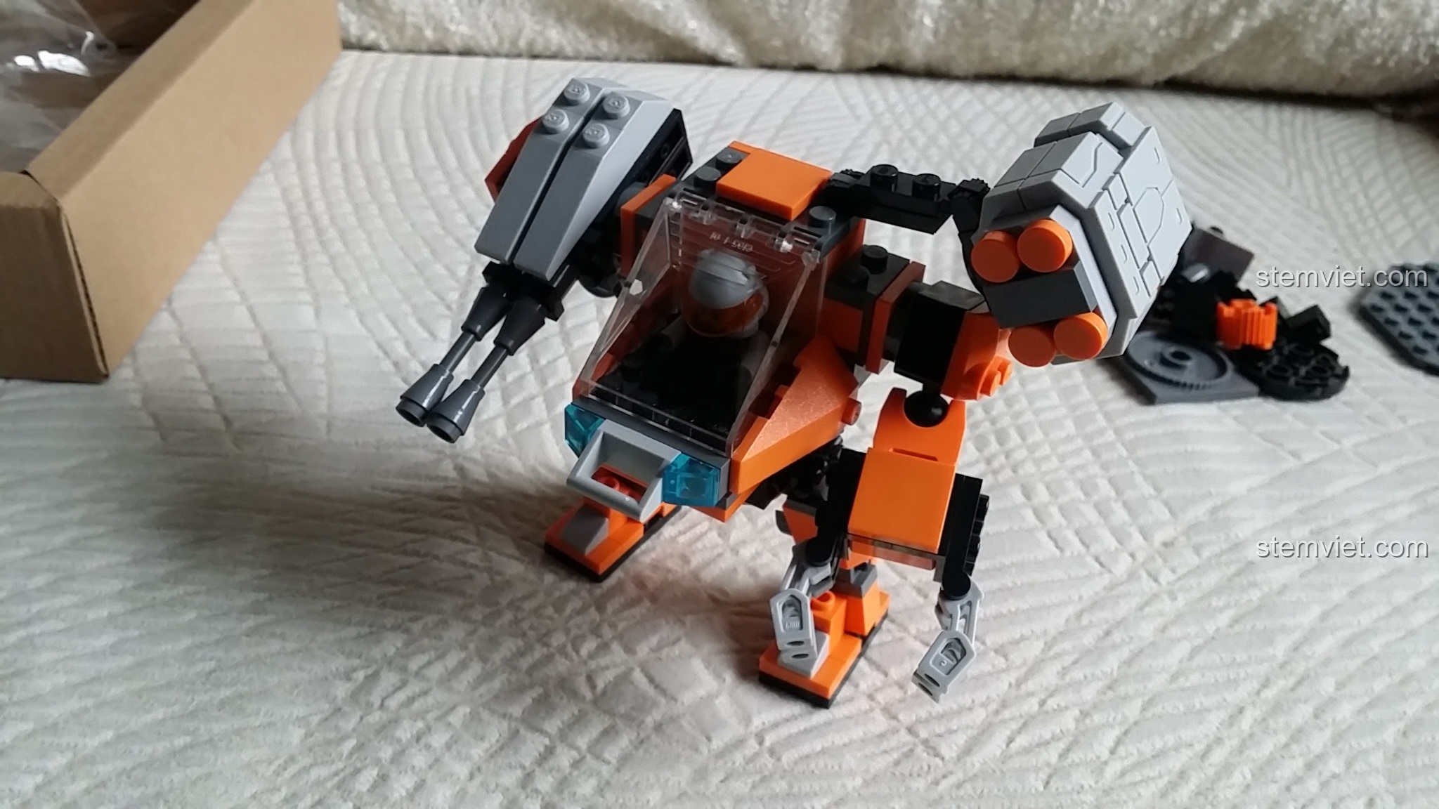 Mô hình robot GUDI 8224 SkyNet Bombard đã lắp ráp hoàn chỉnh, với tông màu cam và xám.