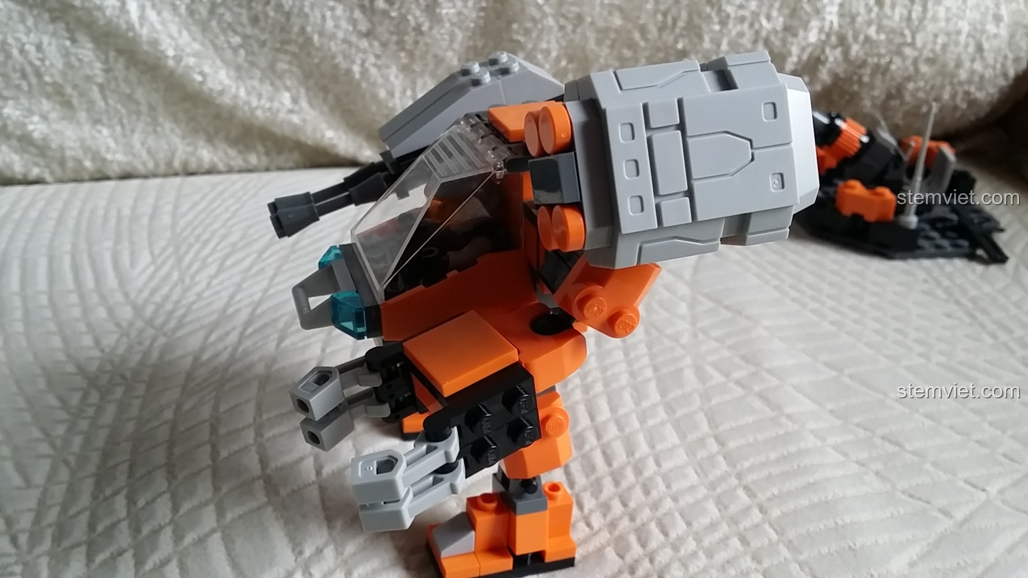 Mô hình robot GUDI 8224 SkyNet Bombard nhìn từ phía sau, cho thấy phần lưng trống và khớp nối.