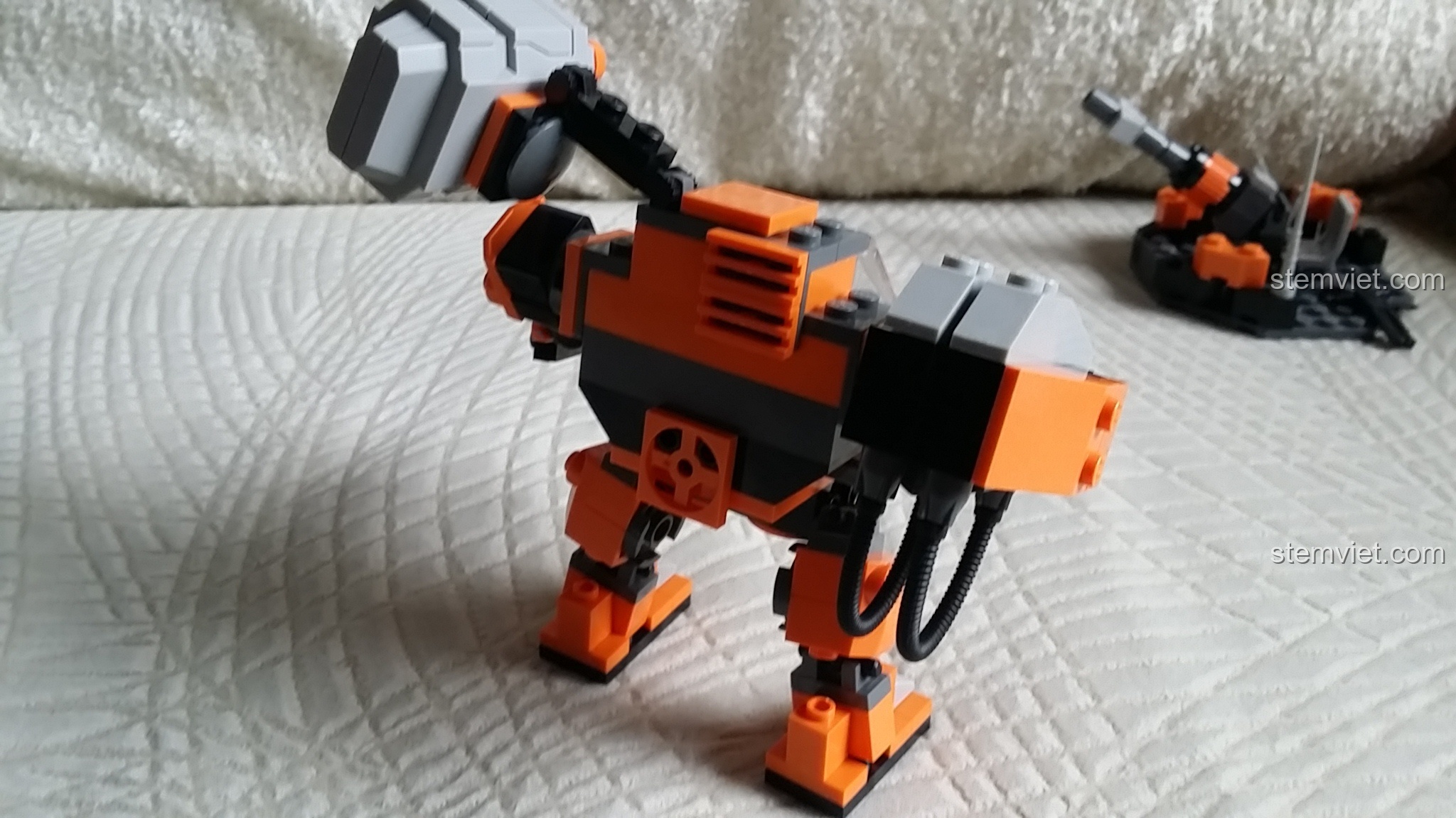 Mô hình robot GUDI 8224 SkyNet Bombard nhìn từ phía sau, với phần tên lửa và khớp chân.