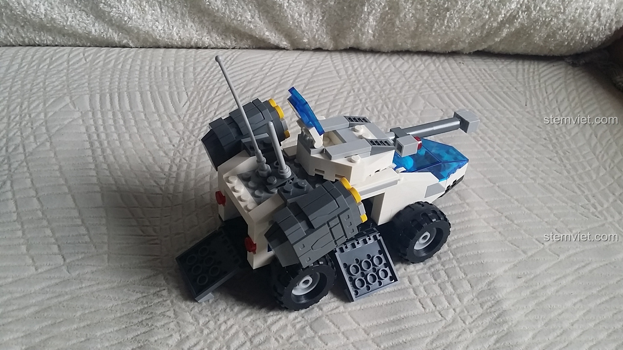 Mô hình xe địa hình quân sự GUDI 8226 Metal Knight từ góc nghiêng, làm nổi bật thiết kế tổng thể.