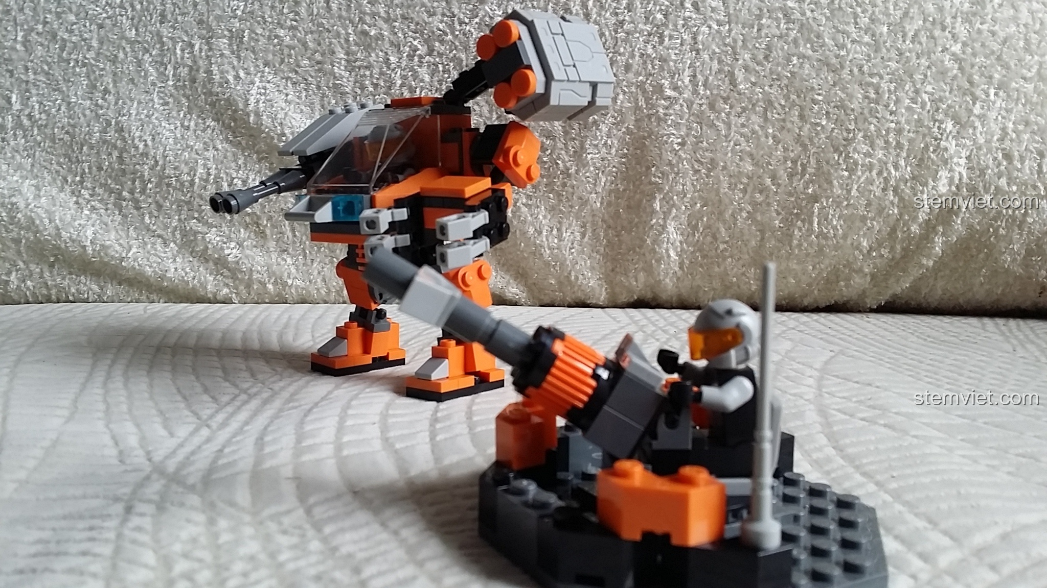 Mô hình xe địa hình quân sự GUDI 8226 Metal Knight đã lắp ráp hoàn chỉnh, với tông màu trắng và xám.