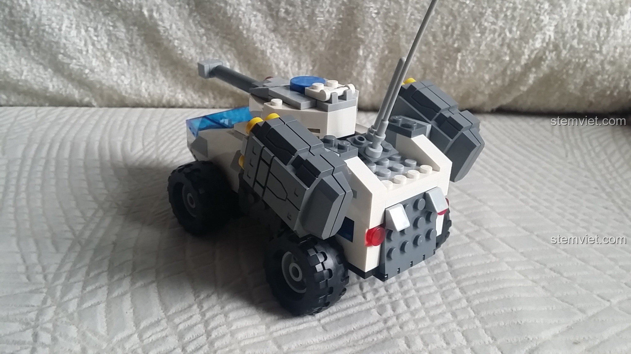 Mô hình xe địa hình quân sự GUDI 8226 Metal Knight với các khoang mở, thể hiện tính năng tương tác.