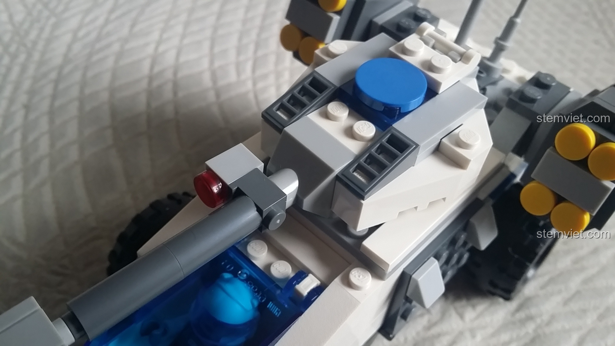 Mô hình xe địa hình quân sự GUDI 8226 Metal Knight nhìn từ phía sau, với các chi tiết mở và bánh xe.