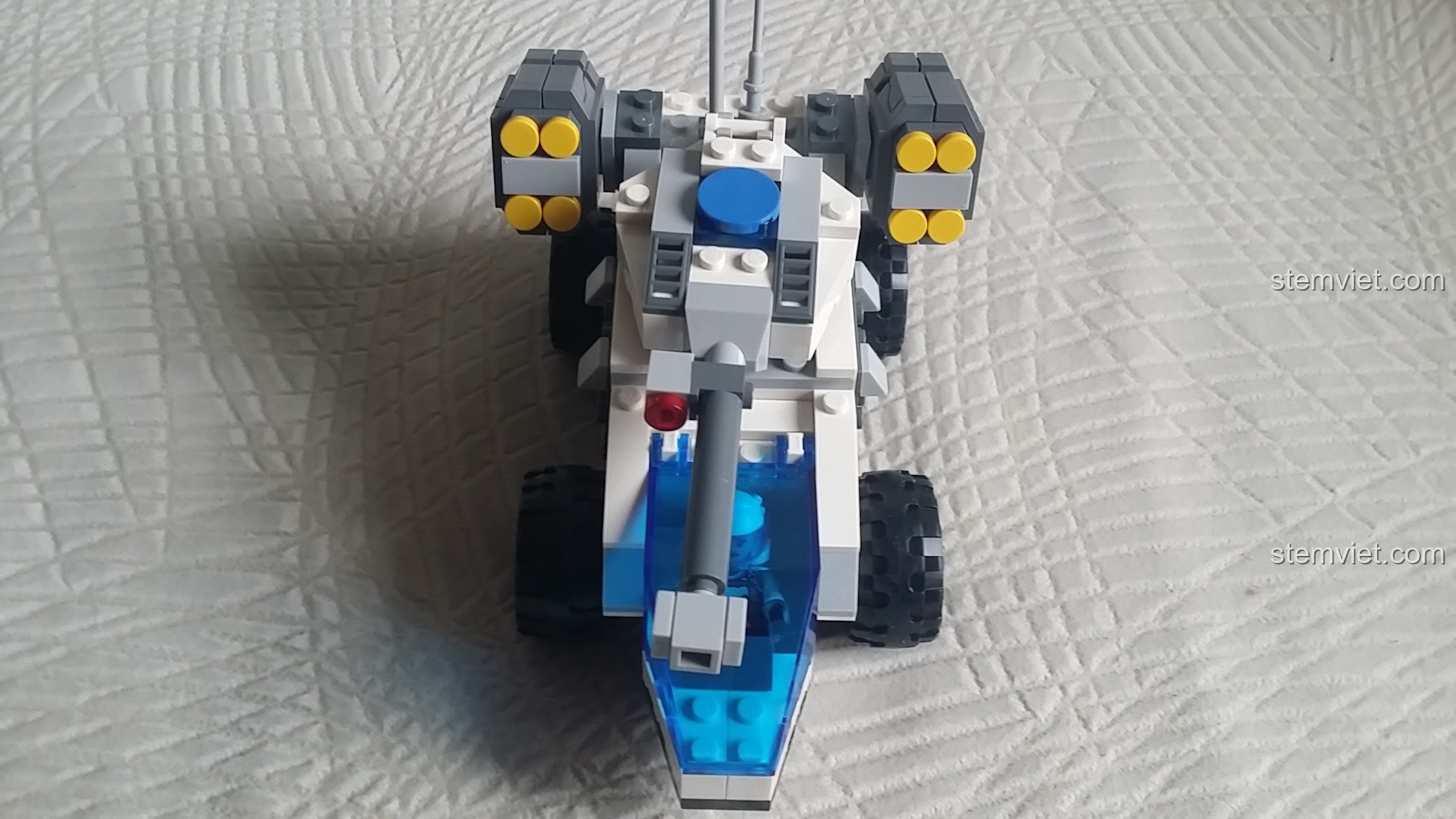 Cận cảnh tháp pháo và khoang lái của xe GUDI 8226 Metal Knight, với chi tiết súng và kính chắn gió.