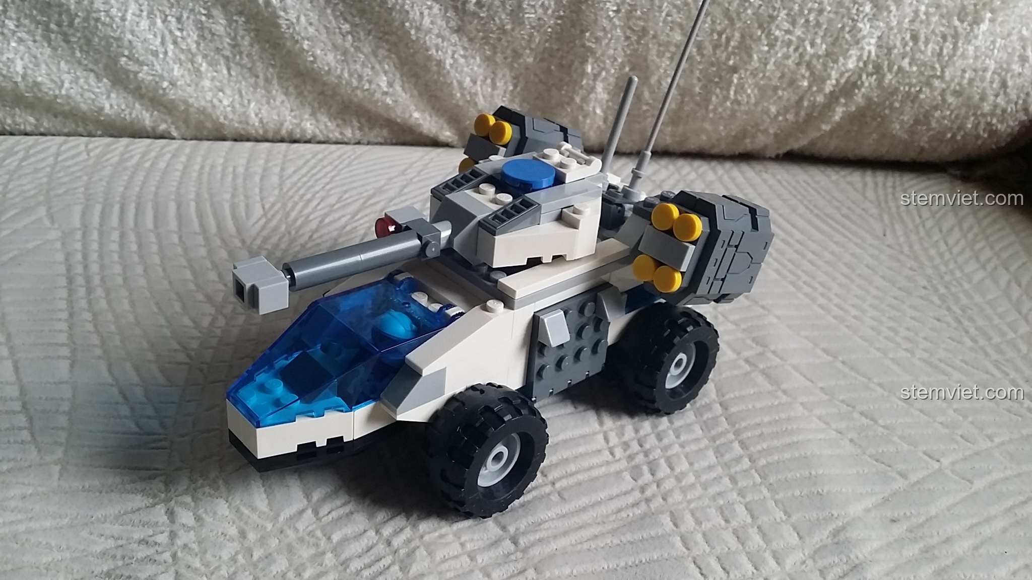 Mô hình xe địa hình quân sự GUDI 8226 Metal Knight nhìn từ trên xuống, làm nổi bật tháp pháo và tên lửa.