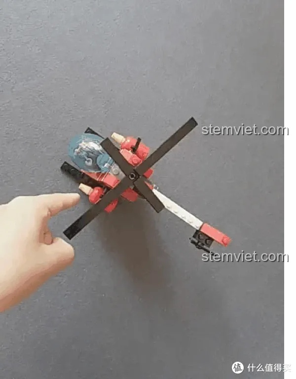 Toàn cảnh bộ đồ chơi GUDI 9206 Máy bay trực thăng cứu hộ sau khi lắp ráp, với phi công bên trong.