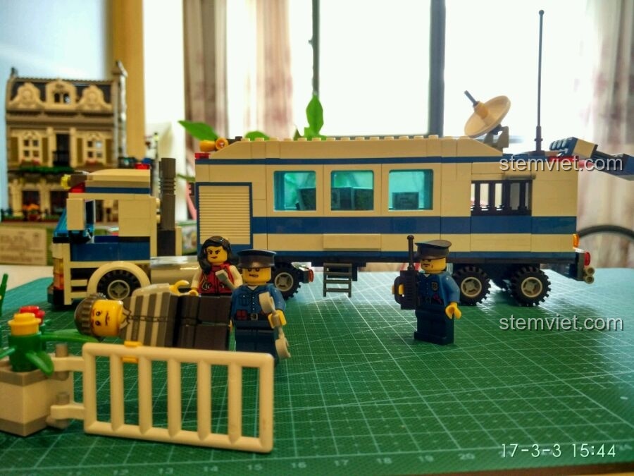 Mô hình Trạm Cảnh Sát Di Động GUDI 9316 hoàn chỉnh cùng các minifigure, tạo nên một cảnh tượng sống động và sẵn sàng hành động.