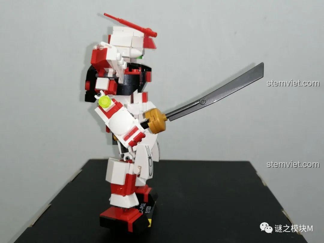 Mô hình Gundam Astray Red Frame SY6498 với tư thế cầm kiếm sẵn sàng chiến đấu.