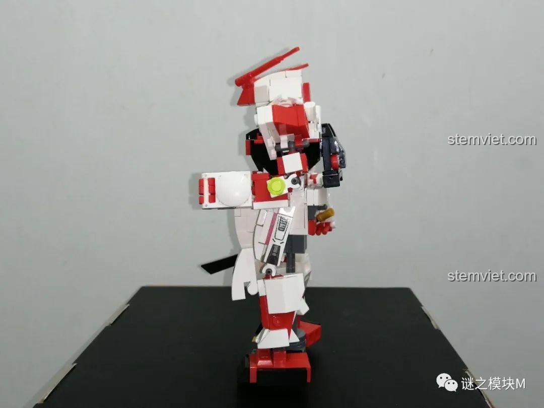 Góc nghiêng của mô hình Gundam Astray Red Frame SY6498, thể hiện chi tiết giáp và vũ khí.