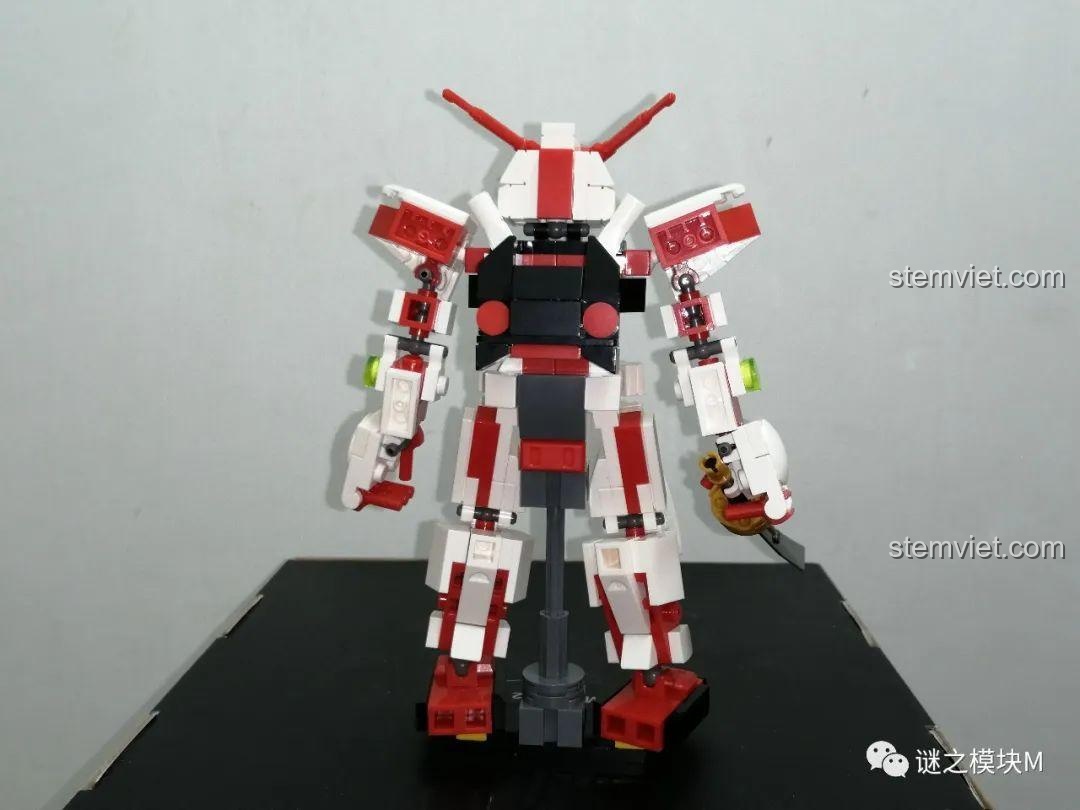 Mặt sau của mô hình Gundam Astray Red Frame SY6498, cho thấy các khớp nối và chi tiết lưng.