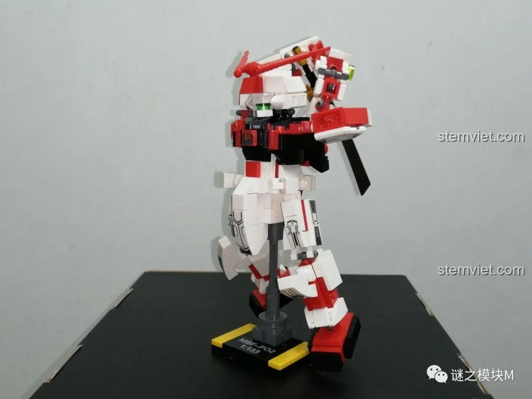 Mô hình Gundam Astray Red Frame SY6498 với tư thế động, thể hiện khả năng khớp nối.